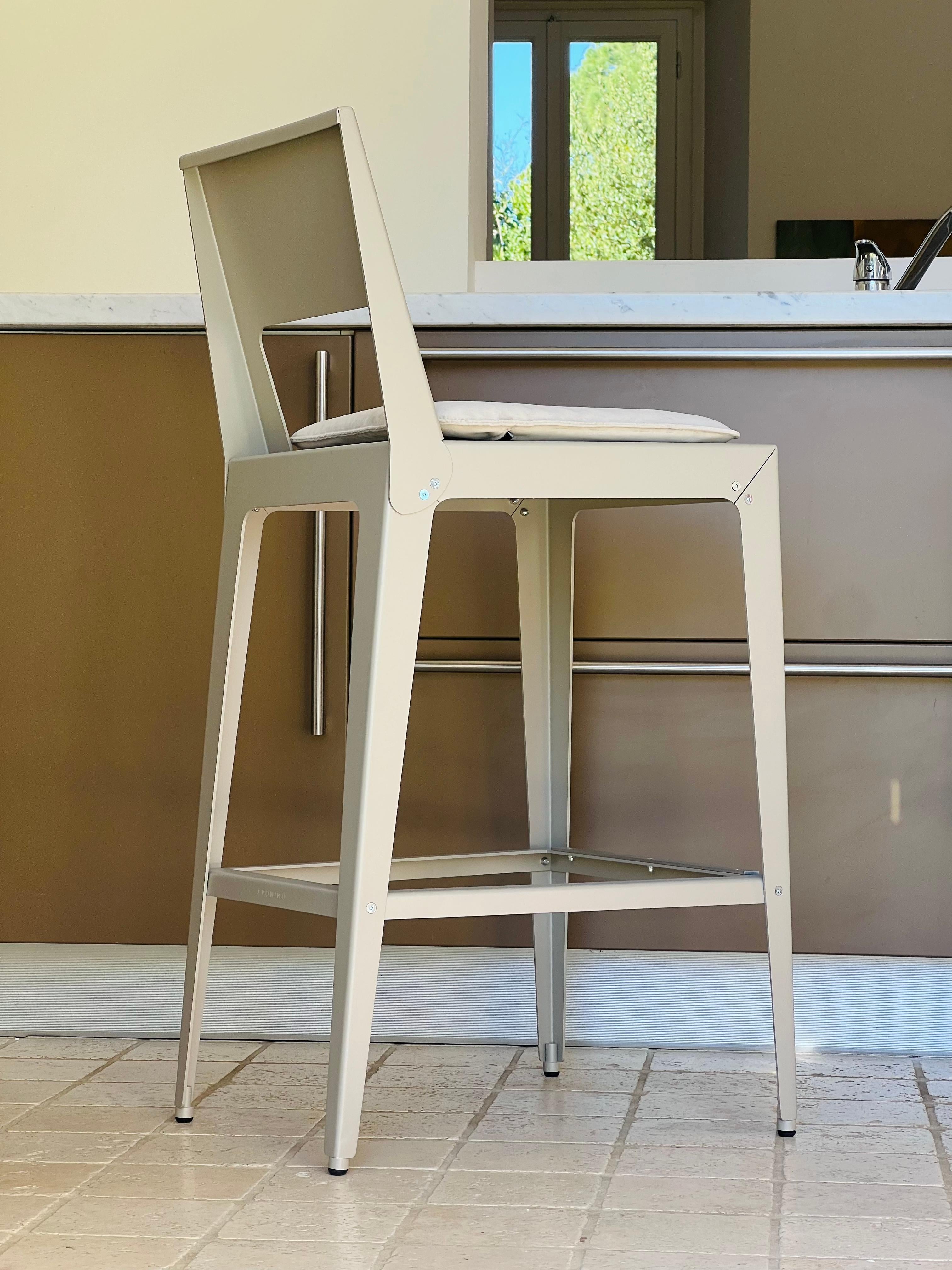 Tabouret moderne du 21e siècle en feuille d'aluminium pliée et peinte avec coussin en vente 1