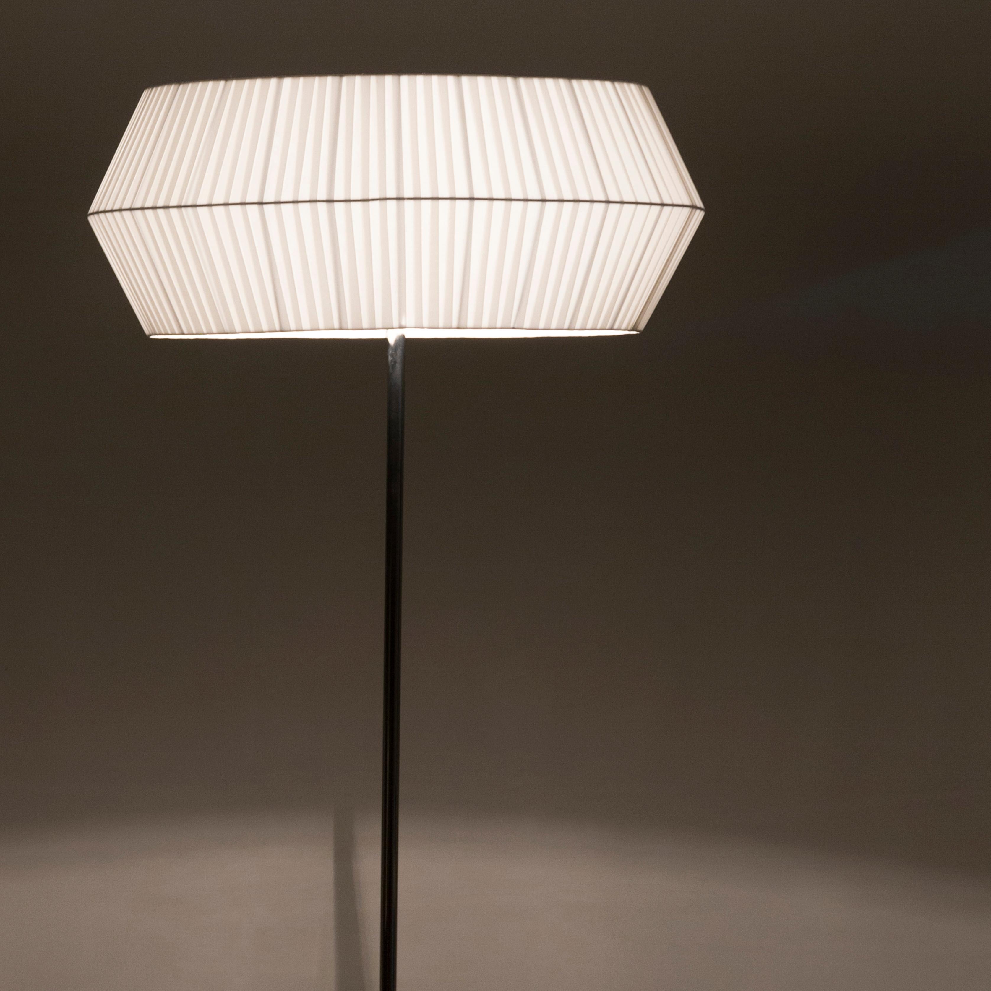 Lampadaire Sublime, Collection Contemporary, Fabriqué à la main au Portugal - Europe par Greenapple.

Le lampadaire moderne Sublime donne vie à la vision créative grâce à son design méticuleux, élevant l'atmosphère de la maison moderne. Les détails