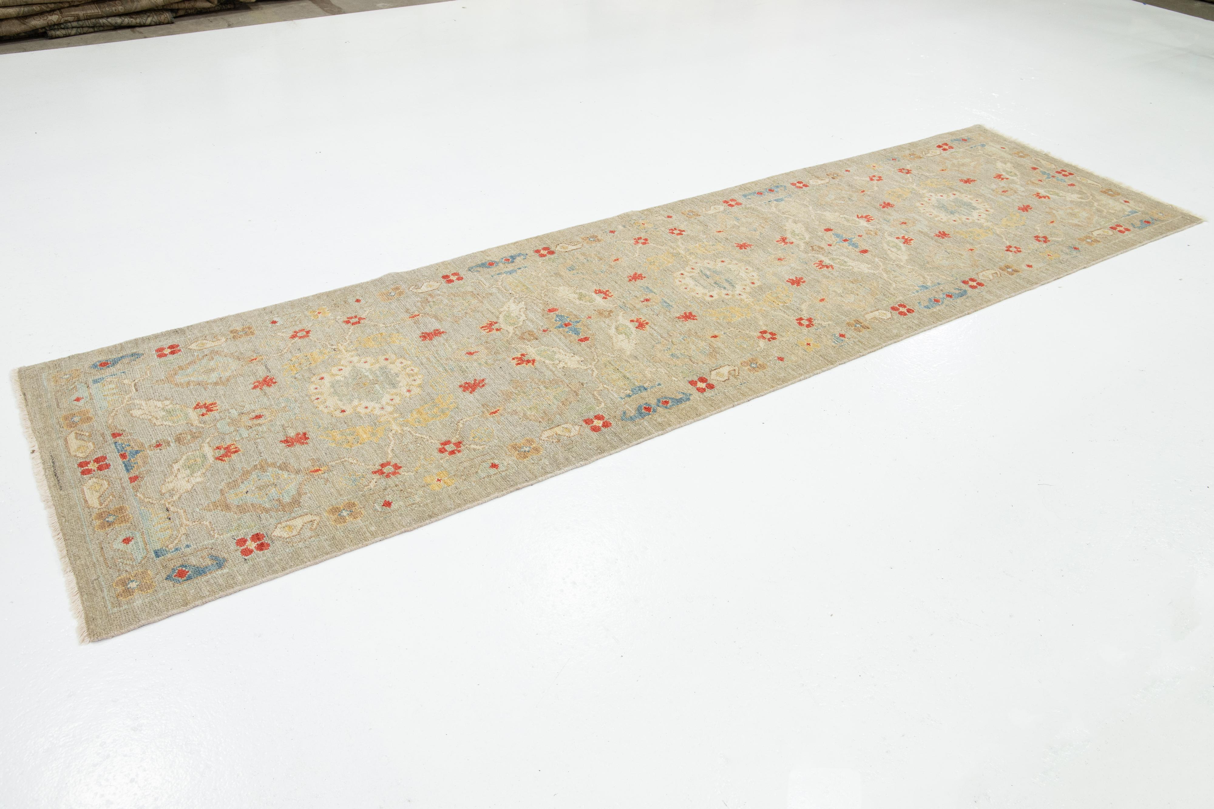 Persiano Runner in lana floreale Sultanabad del 21° secolo Modern in grigio chiaro in vendita