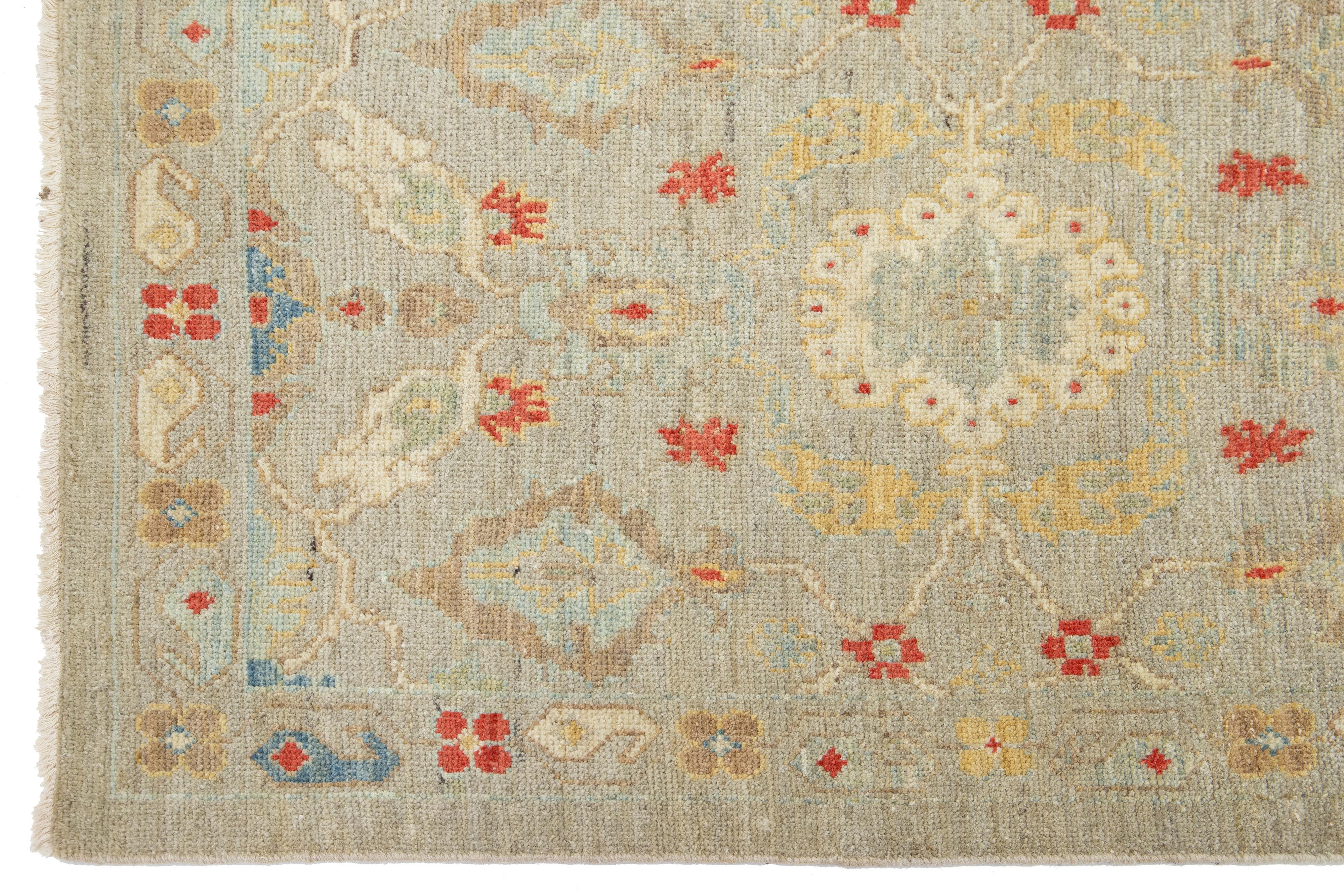 Runner in lana floreale Sultanabad del 21° secolo Modern in grigio chiaro In condizioni Nuovo in vendita a Norwalk, CT