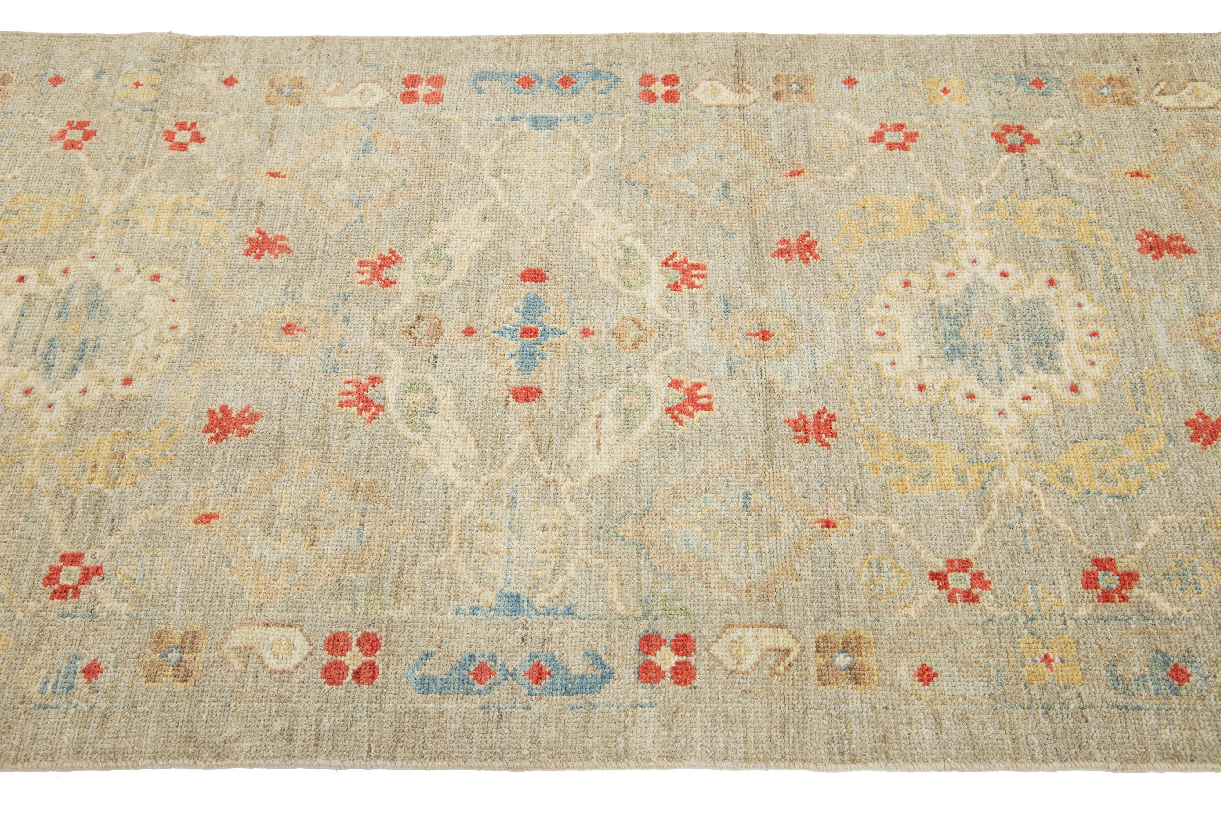 XXI secolo e contemporaneo Runner in lana floreale Sultanabad del 21° secolo Modern in grigio chiaro in vendita