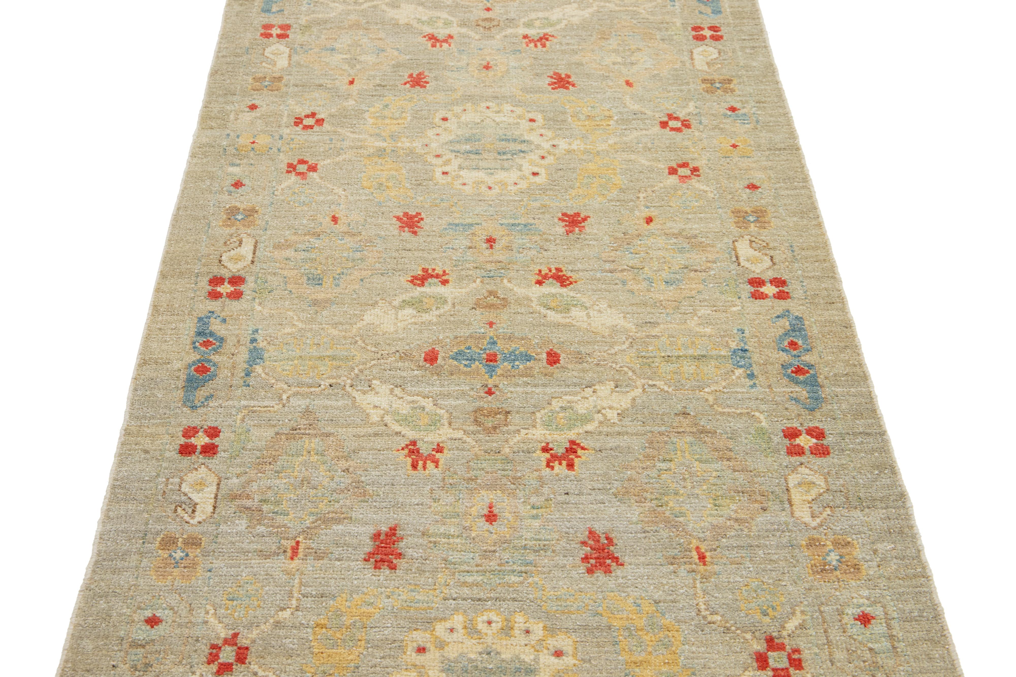 Lana Runner in lana floreale Sultanabad del 21° secolo Modern in grigio chiaro in vendita