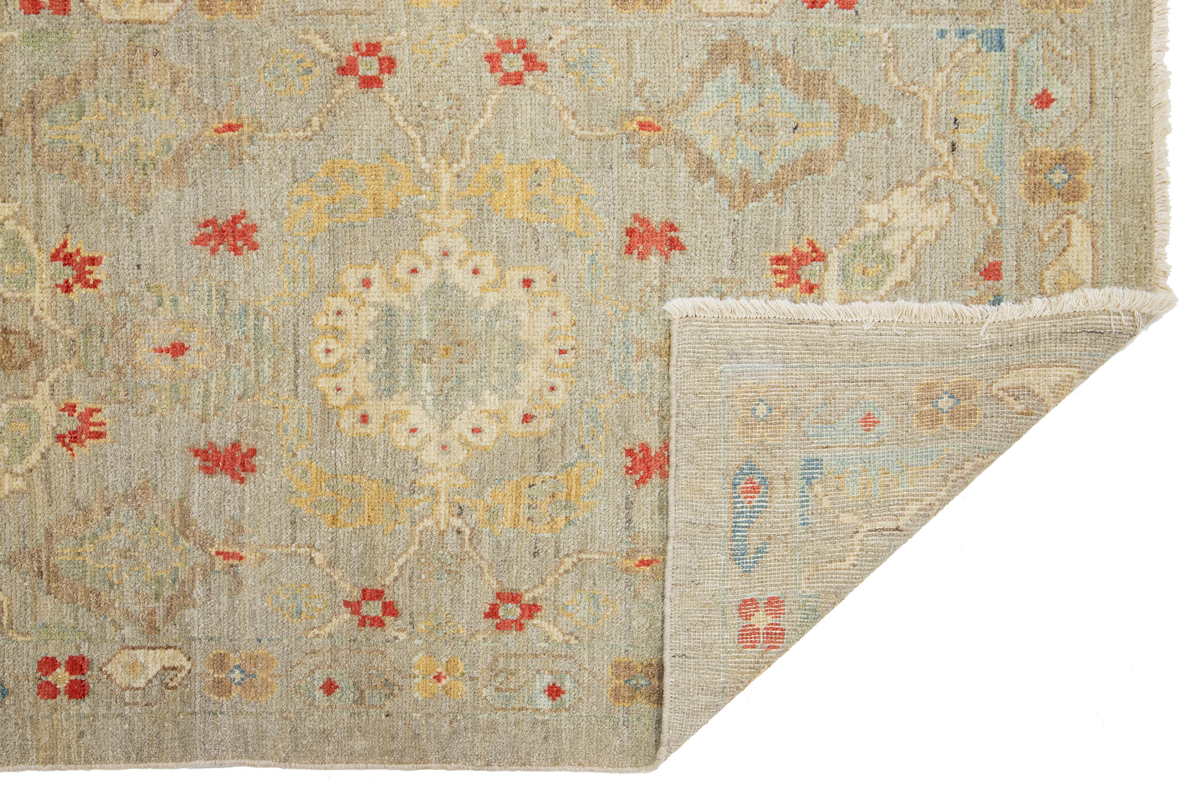 Runner in lana floreale Sultanabad del 21° secolo Modern in grigio chiaro in vendita 1