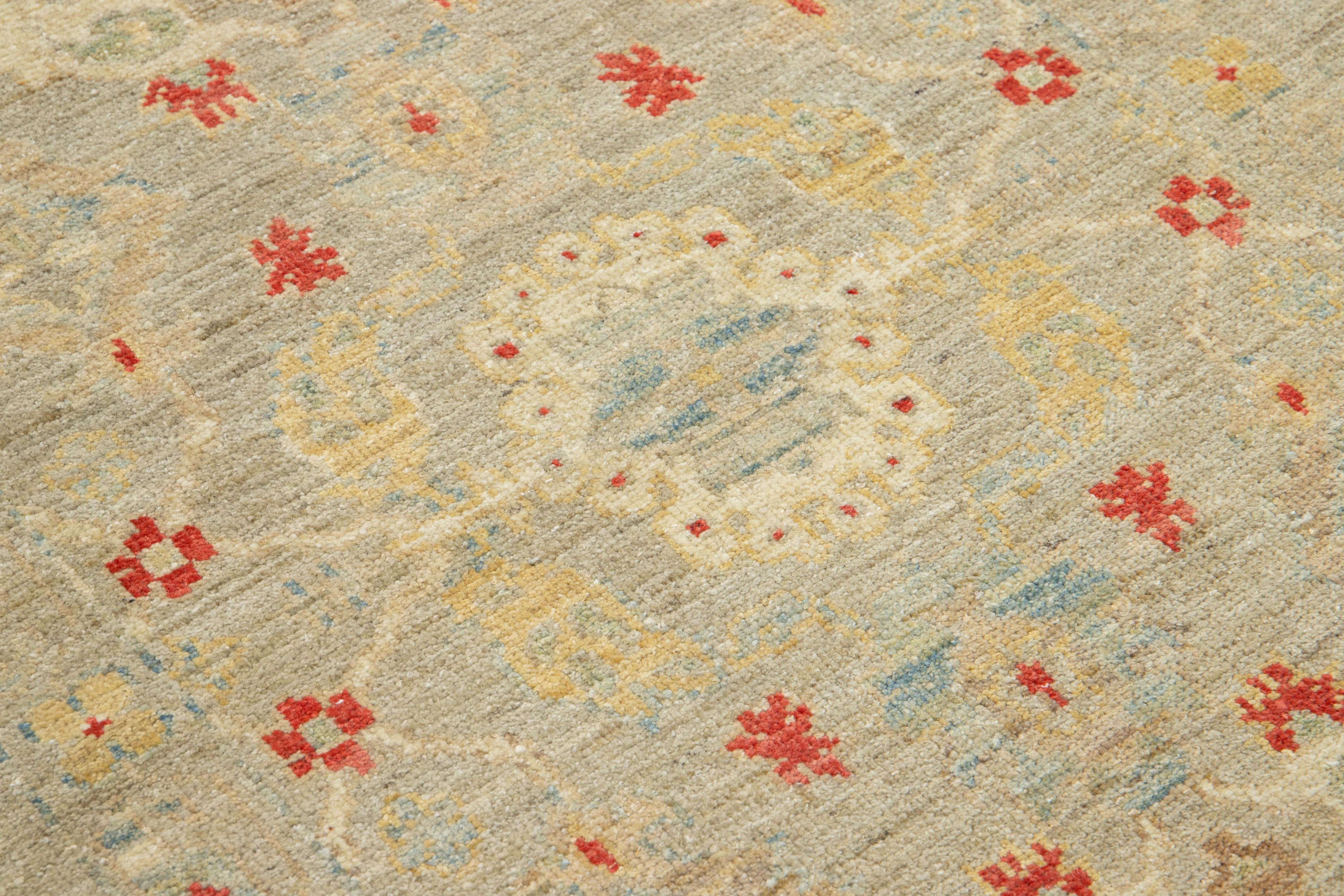 Runner in lana floreale Sultanabad del 21° secolo Modern in grigio chiaro in vendita 2