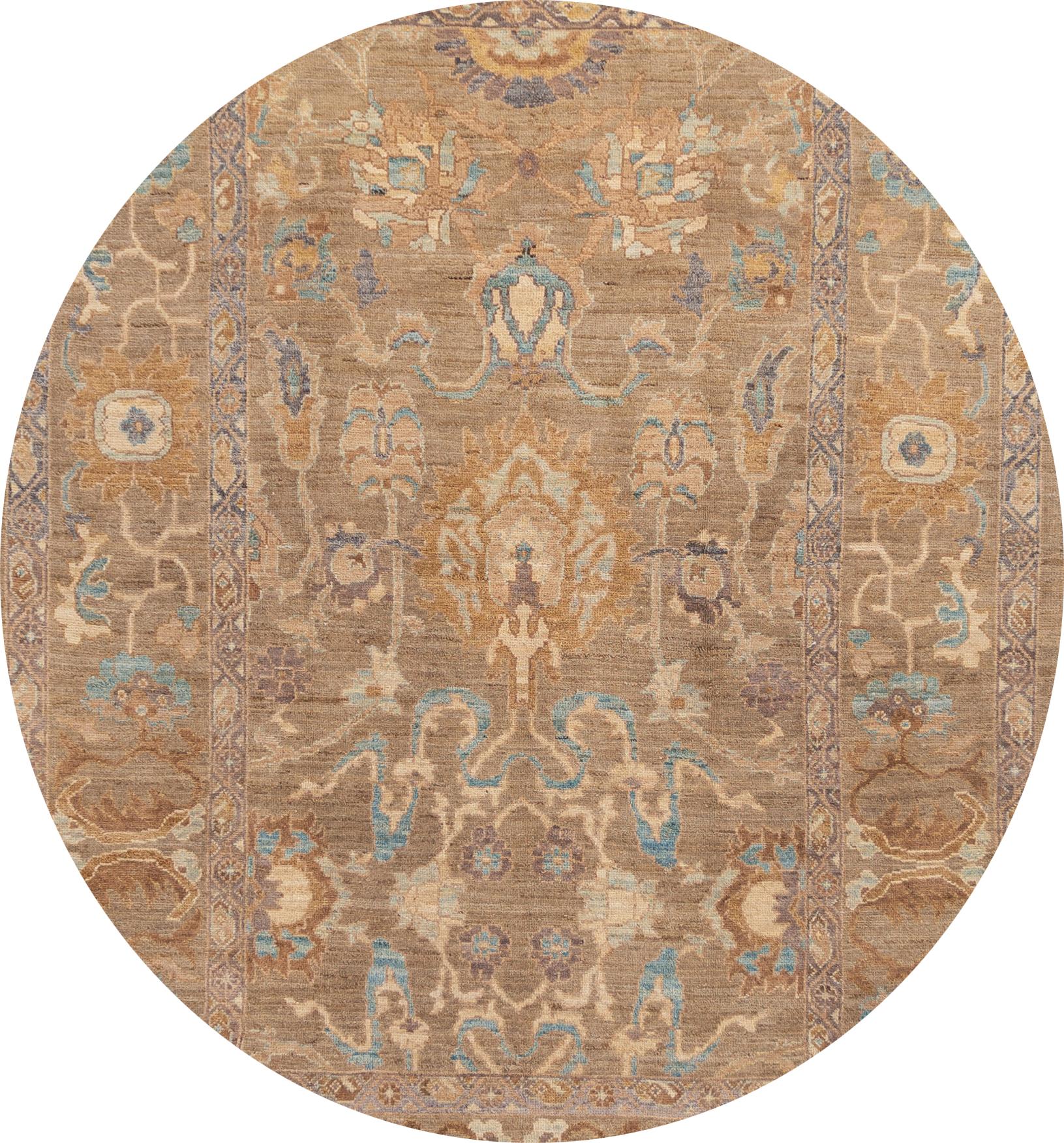 A beautiful 21st century modern Persian Sultanabad rug with an all-over scatter beige motif. This collection is of wool, hand knotted, and made in Iran. 

This rug measures 6'8