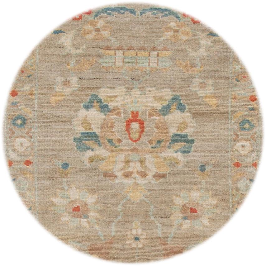 Schöner moderner Sultanabad-Läufer aus handgeknüpfter Wolle mit hellbraunem Feld, elfenbeinfarbenen, roten und blauen Akzenten in einem Allover-Muster
Dieser Teppich misst 3' x 17' 1