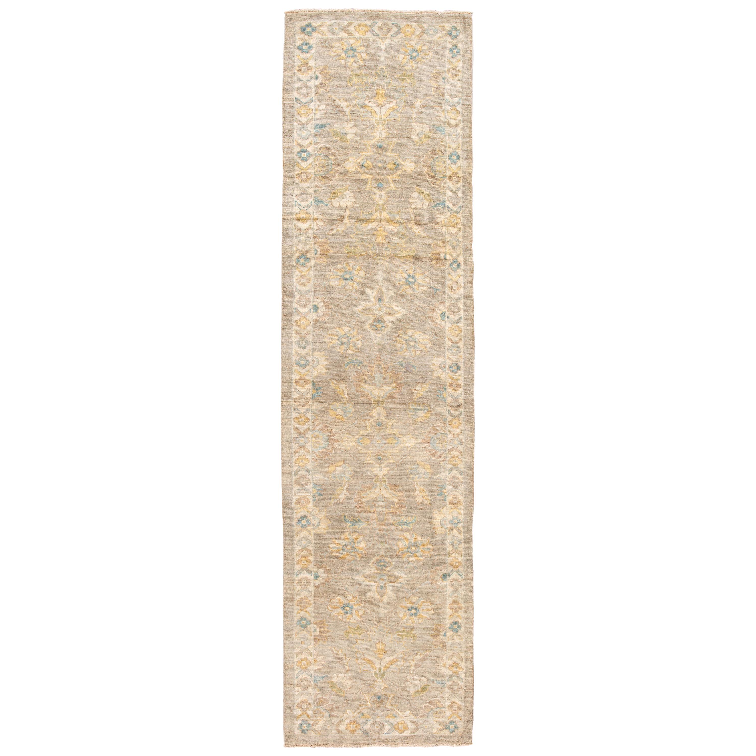 Tapis de course contemporain en laine Sultanabad grise avec motif floral Allover