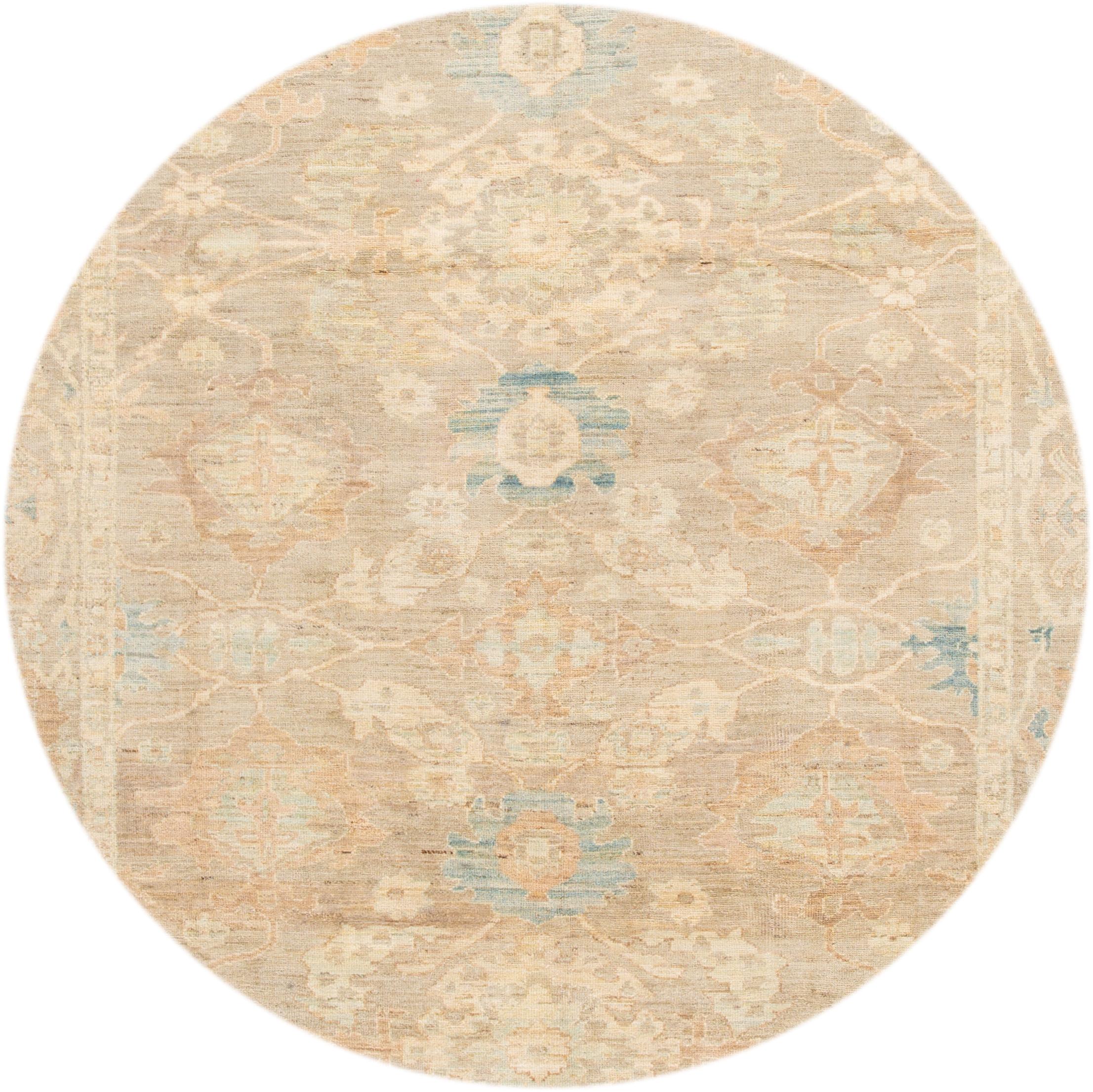 Schöner zeitgenössischer persischer Sultanabad-Teppich, handgeknüpfte Wolle mit hellbraunem Feld, blauen und elfenbeinfarbenen Akzenten, um 2018
Dieser Teppich misst 8' 4