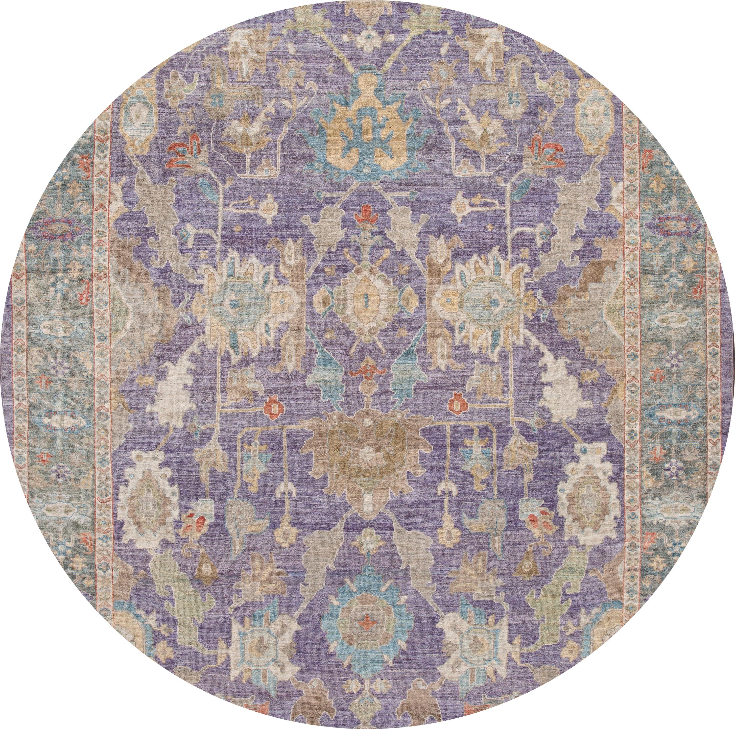 Schöner zeitgenössischer Sultanabad-Teppich aus handgeknüpfter Wolle mit violettem Feld, blauem Rahmen, hellbraunen, braunen und elfenbeinfarbenen Akzenten in klassischem Blumenmuster allover.
Dieser Teppich misst 10' 2