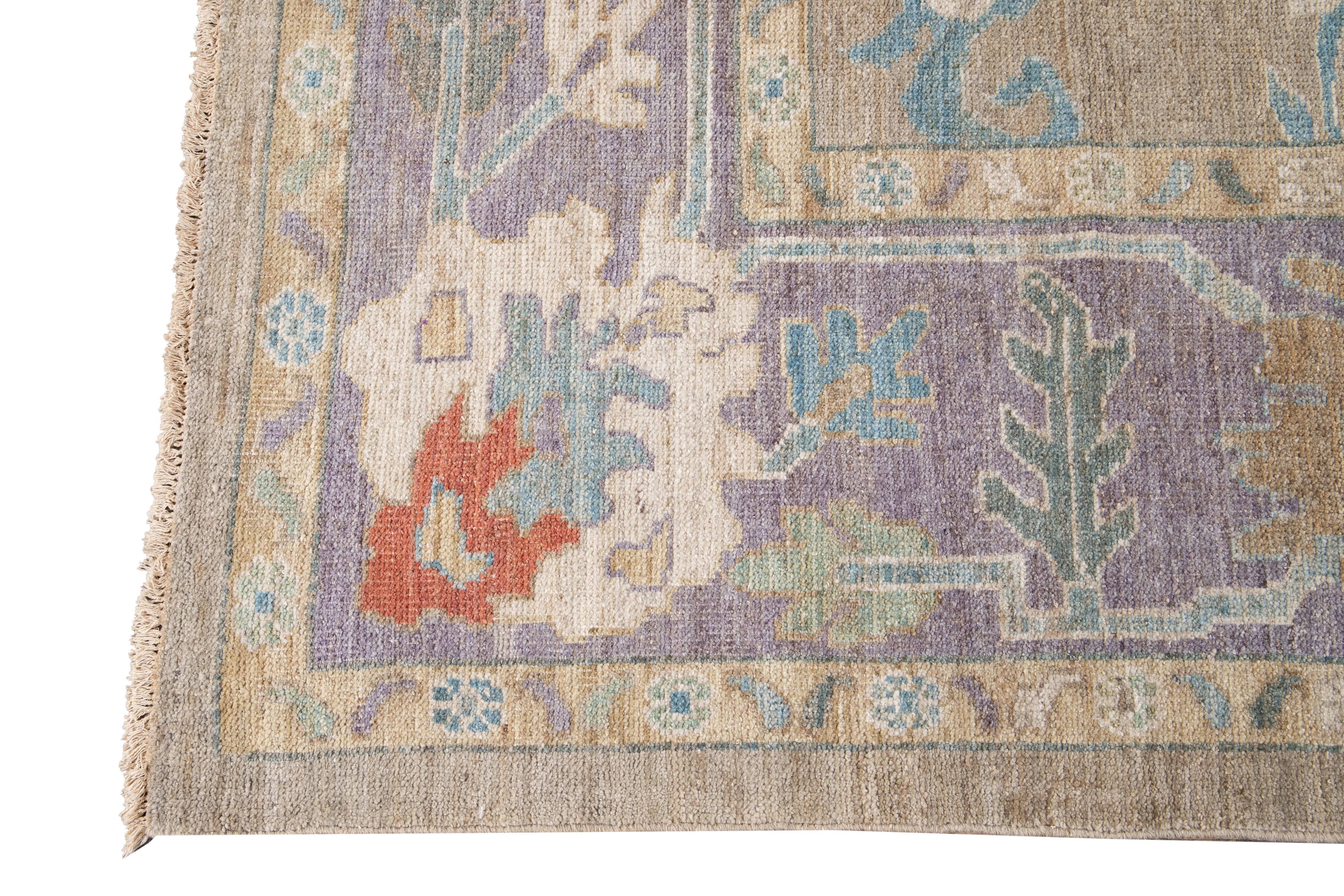 Schöner zeitgenössischer Sultanabad-Teppich aus handgeknüpfter Wolle mit hellbraunem Feld, lilafarbenem Rahmen, elfenbeinfarbenen, grauen und rostfarbenen Akzenten in klassischem Blumenmuster allover.
Sein Teppich misst: 10'9