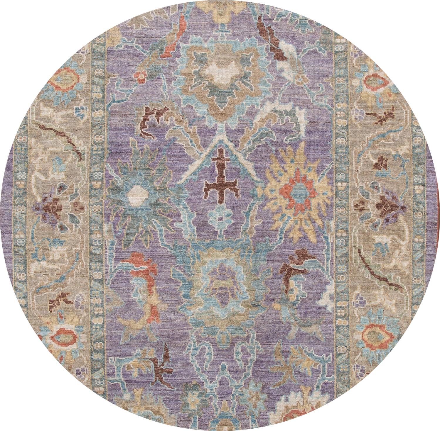Schöner zeitgenössischer Sultanabad-Teppich, handgeknüpft aus Wolle mit violettem Feld. Dieser Teppich hat einen beigen Rahmen und mehrfarbige Akzente in einem klassischen floralen Medaillon-Design.

Dieser Teppich misst: 6' x 8'10