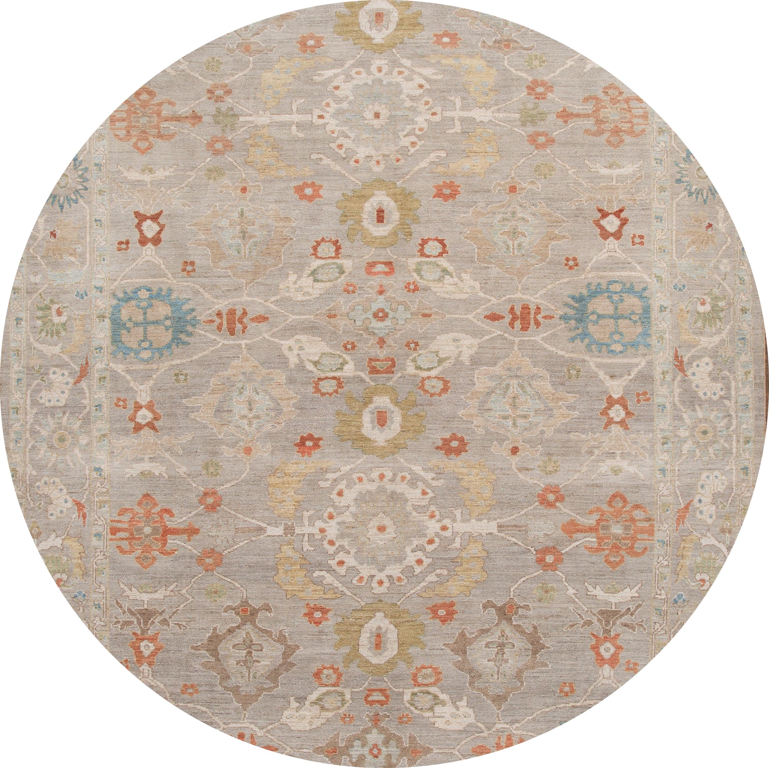 Schöner zeitgenössischer Sultanabad-Teppich aus handgeknüpfter Wolle mit grauem Feld und mehrfarbigen Akzenten im klassischen floralen Medaillon-Design.

Dieser Teppich misst: 9'11