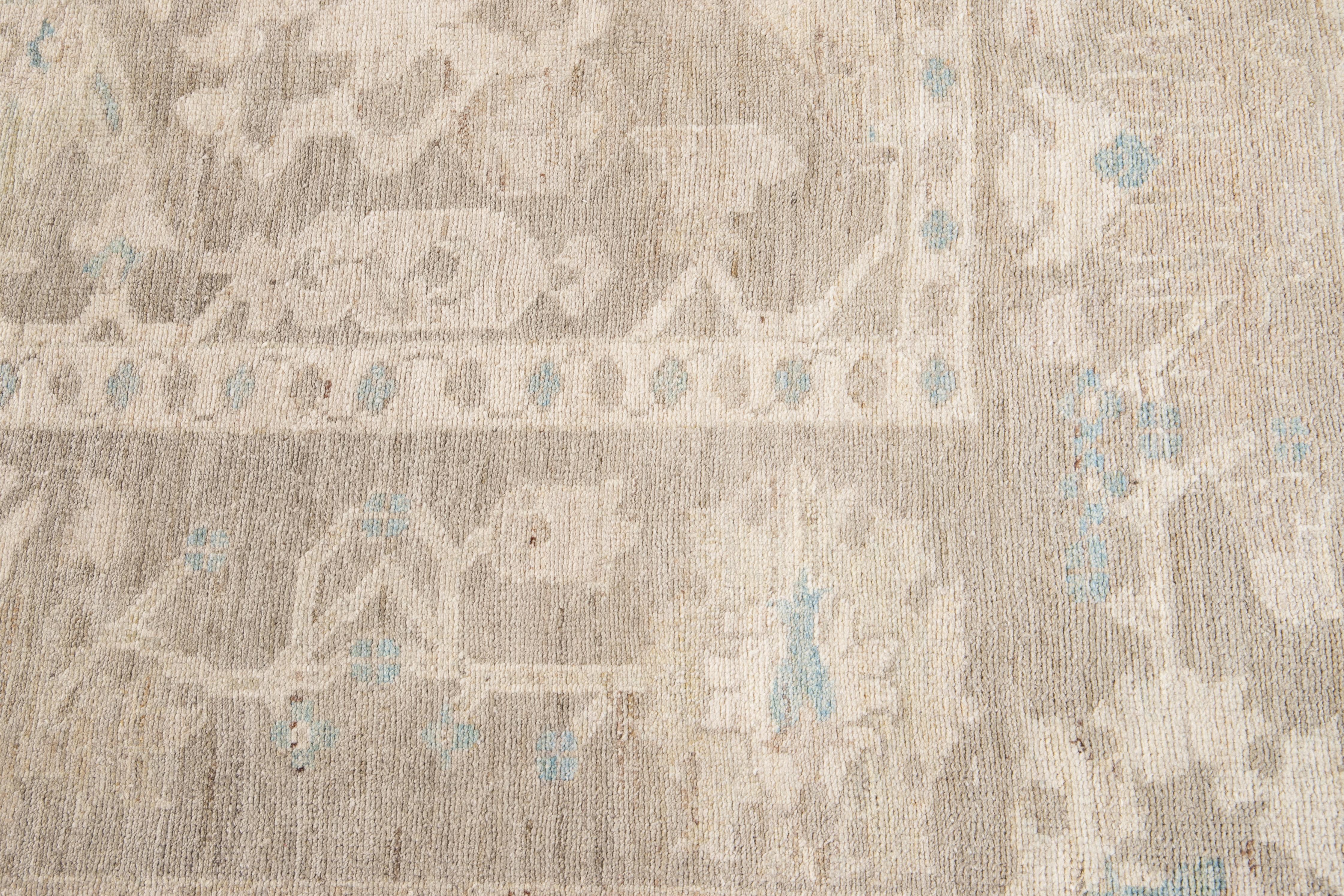 Esta alfombra contemporánea combina la elegancia atemporal con el diseño moderno. Elaborado con lana Sultanabad de primera calidad, presenta un sofisticado tono Beige tostado que se integra a la perfección en cualquier interior del siglo XXI. Su