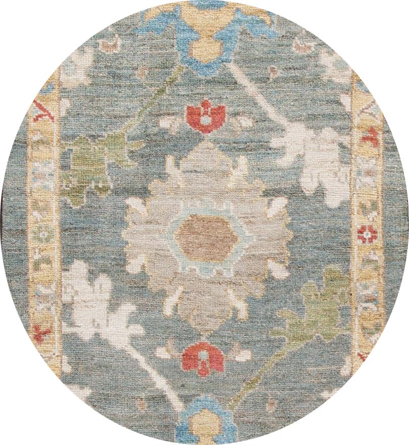 Schöner zeitgenössischer Sultanabad-Läufer aus handgeknüpfter Wolle mit grünem Feld, Goldrute, blauen und roten Akzenten im klassischen Blumenmedaillon-Design.

Dieser Teppich misst: 2'11