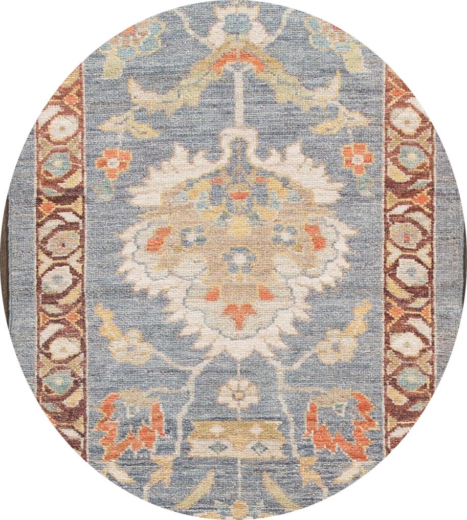 Schöner zeitgenössischer Sultanabad-Läufer aus handgeknüpfter Wolle mit blauem Feld, braunem Rahmen, elfenbeinfarbenen, rostfarbenen und hellbraunen Akzenten in einem Allover-Design.
Dieser Teppich misst 3' 2