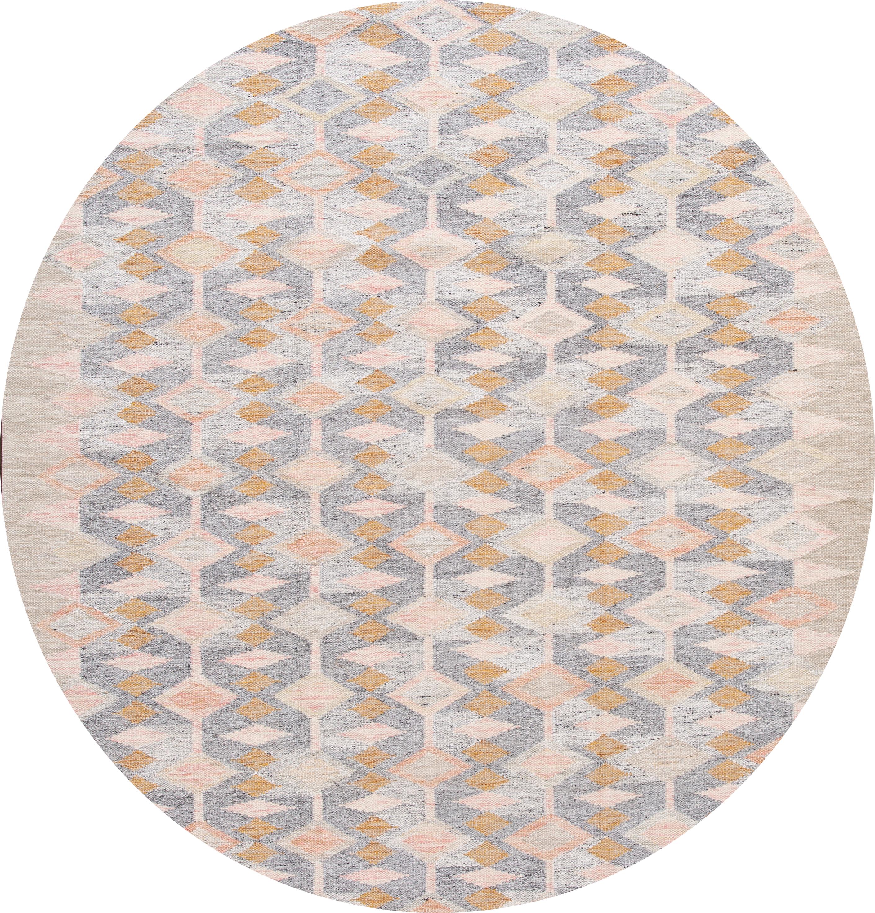 Bellissimo tappeto svedese moderno del XXI secolo in lana annodata a mano con campo grigio e cornice beige. Accenti di pesca, arancio e grigio in un disegno geometrico all-over.

Questo tappeto misura: 9' x 12'.