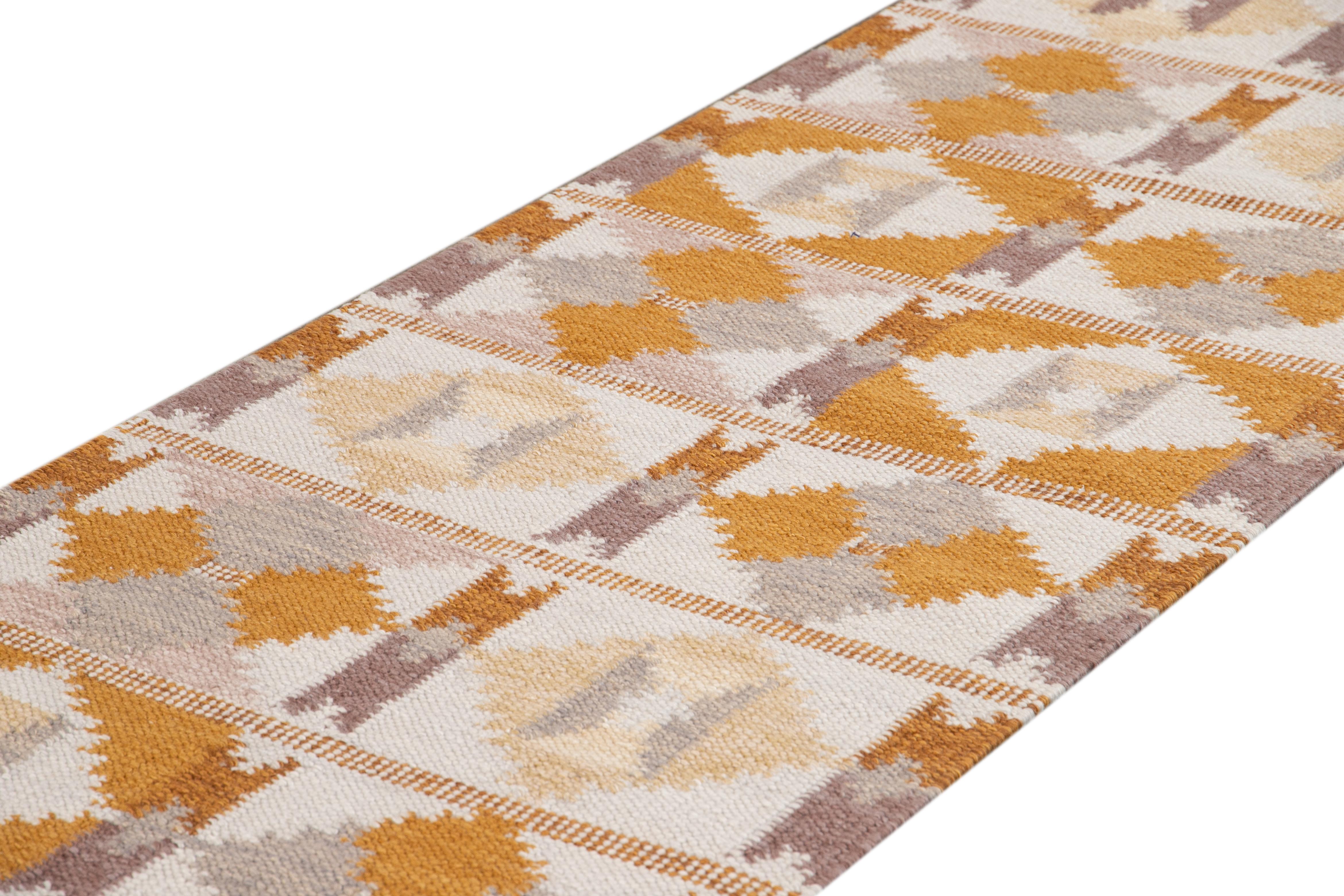 Schöner zeitgenössischer Läufer im schwedischen Stil, handgeknüpft aus Wolle mit elfenbeinfarbenem Feld, senfgelben und braunen Akzenten in einem klassischen skandinavischen geometrischen Muster.
Dieser Teppich misst 3' 8