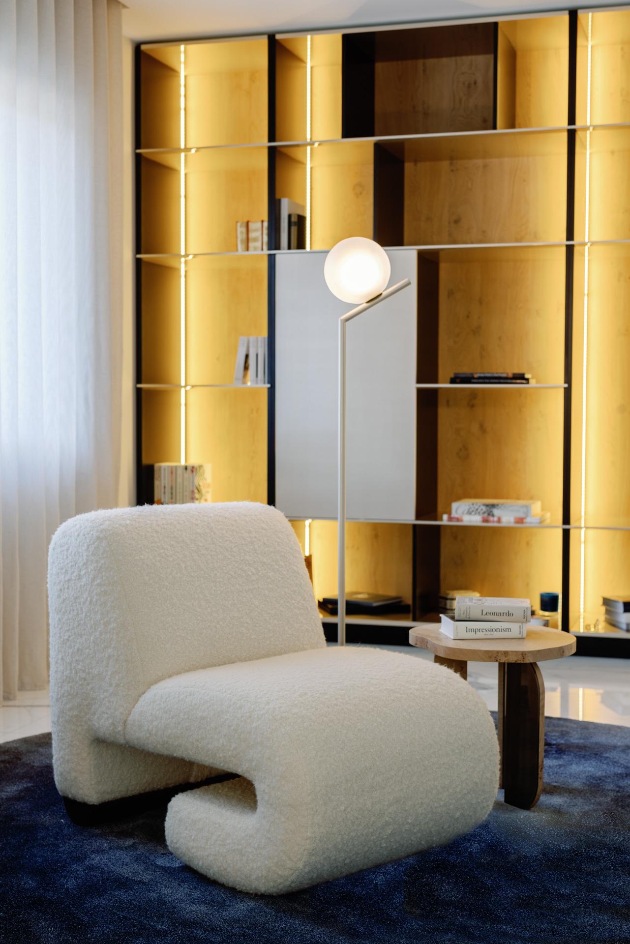 Moderner T50 Loungesessel, Bouclé aus weißer Wolle, handgefertigt in Portugal von Greenapple im Angebot 1