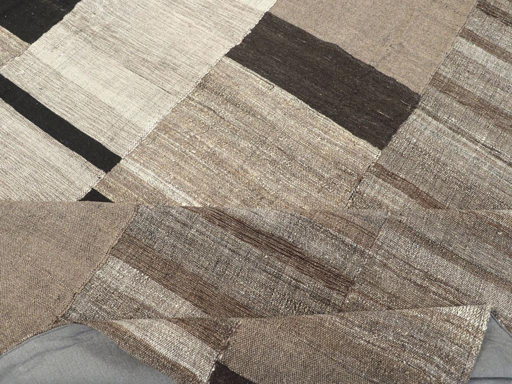 21st Century Modern Turkish Flatweave Square Room Size Carpet (21. Jahrhundert und zeitgenössisch) im Angebot