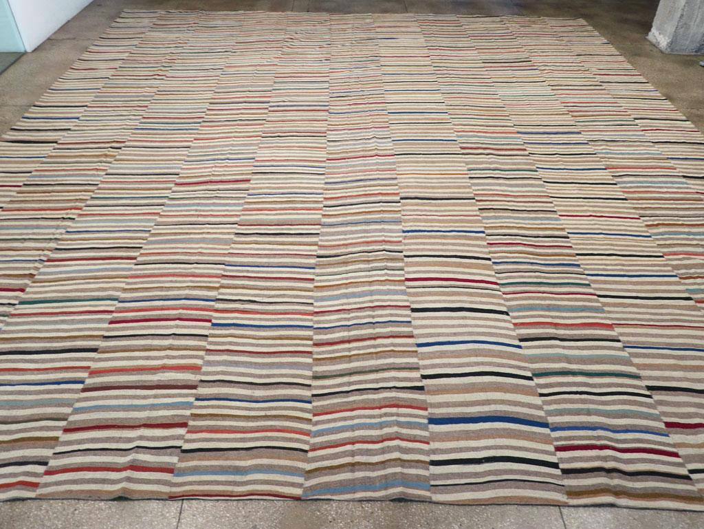 Dieser türkische Flachgewebe-Kilim des 21. Jahrhunderts mit den Maßen 18' 5