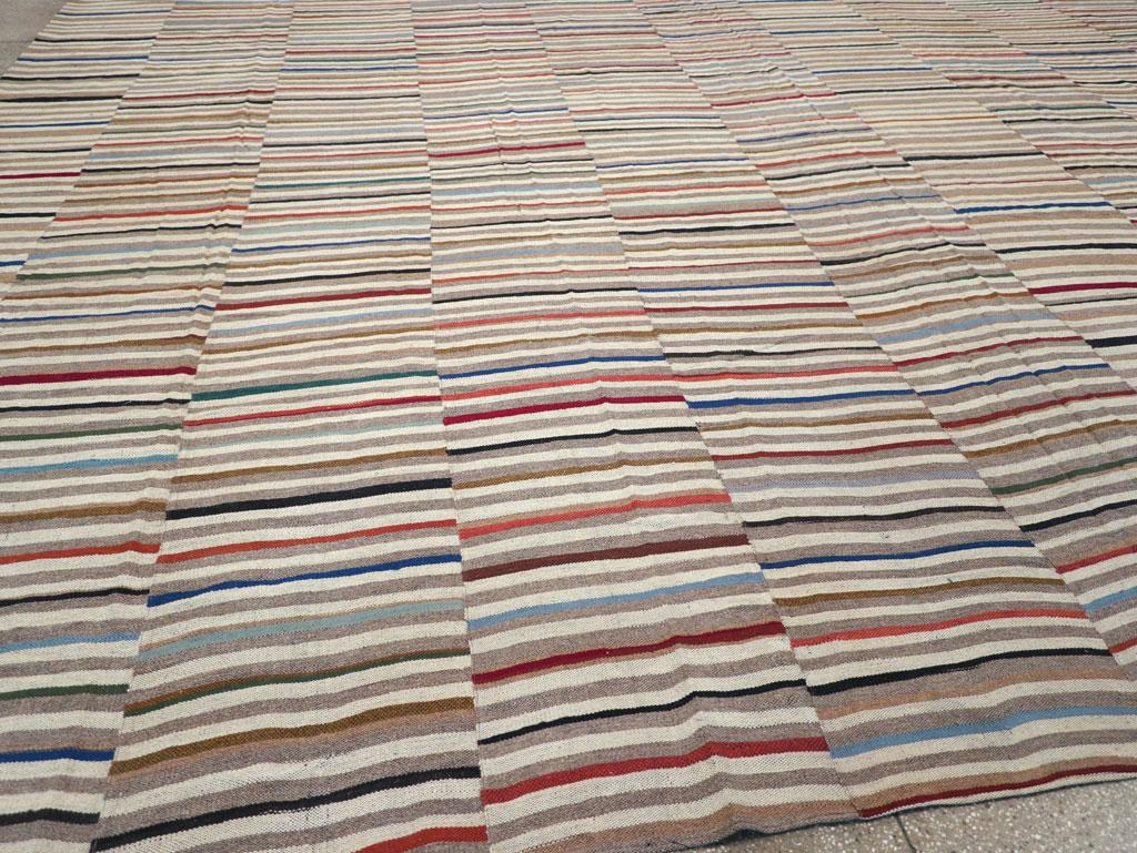 21st Century Modern Turkish Flatweave Kilim Oversize Square Carpet im Zustand „Neu“ im Angebot in New York, NY