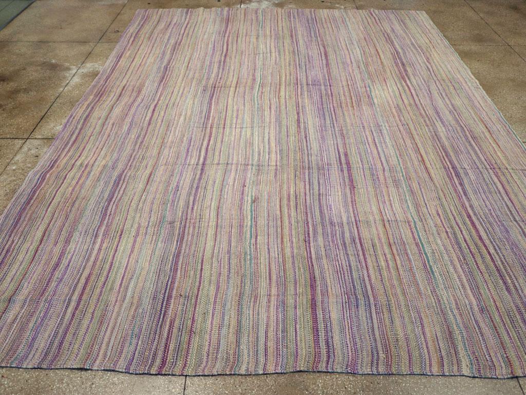Dieser türkische Flachgewebe-Kilim des 21. Jahrhunderts mit den Maßen 11' 6