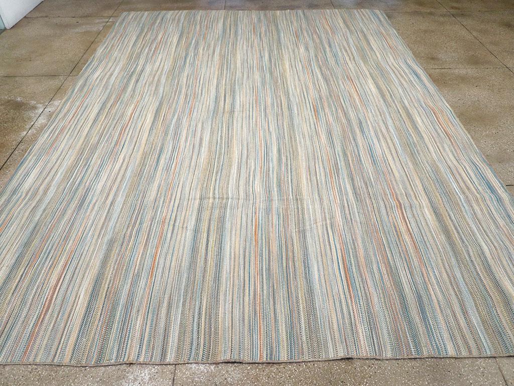 Dieser türkische Flachgewebe-Kilim des 21. Jahrhunderts mit den Maßen 11' 2