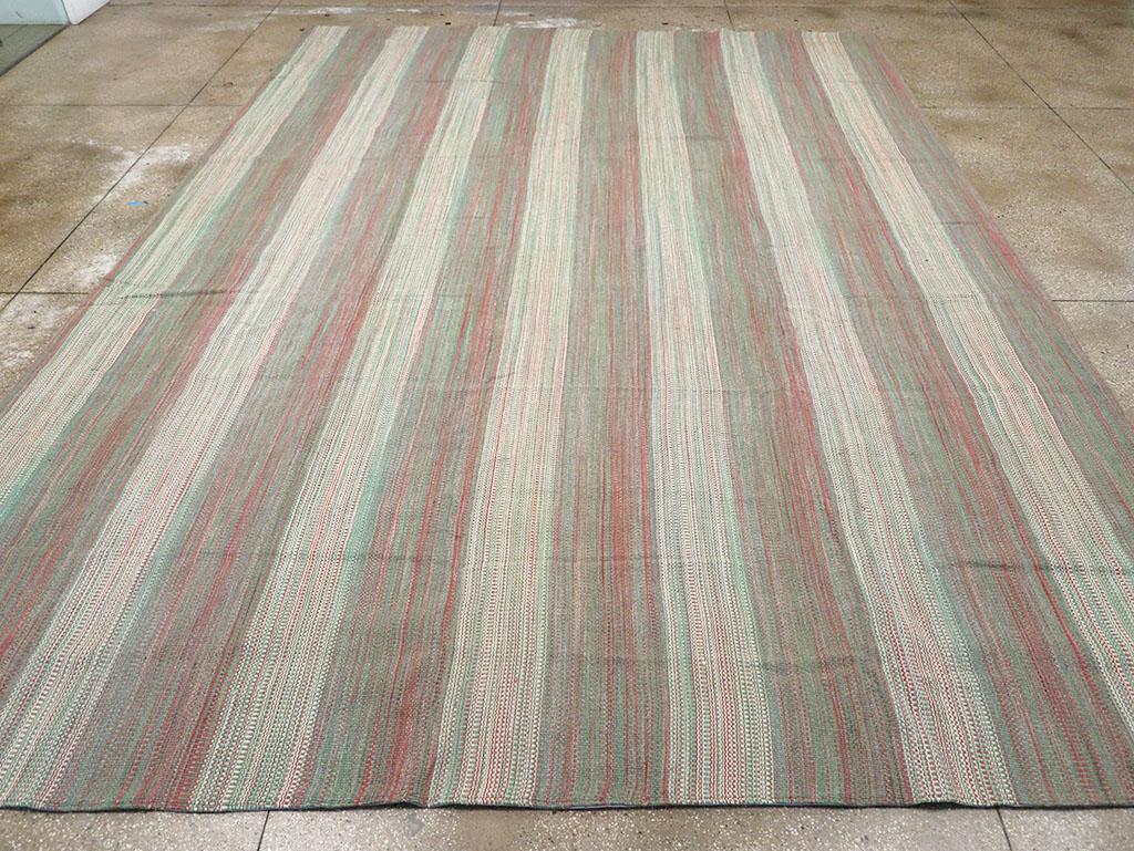 Ce tapis turc Kilim à tissage plat du 21e siècle, mesurant 11' 2
