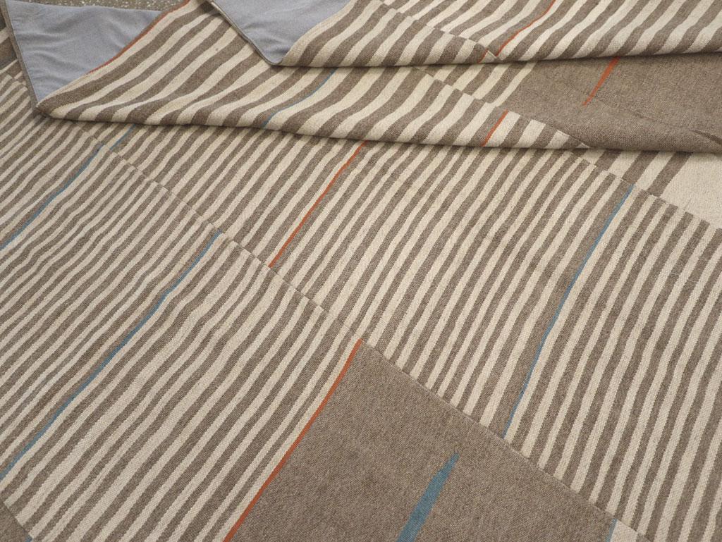 Großer türkischer Flachgewebe-Teppich in Zimmergröße, Moderne des 21. Jahrhunderts (Wolle) im Angebot