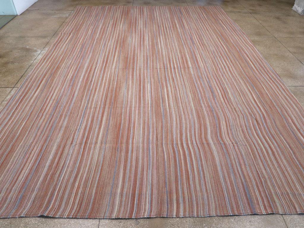Dieser türkische Flachgewebe-Kilim des 21. Jahrhunderts mit den Maßen 12' 1