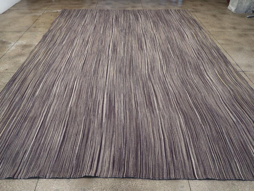 Dieser türkische Flachgewebe-Kilim des 21. Jahrhunderts mit den Maßen 12' 3