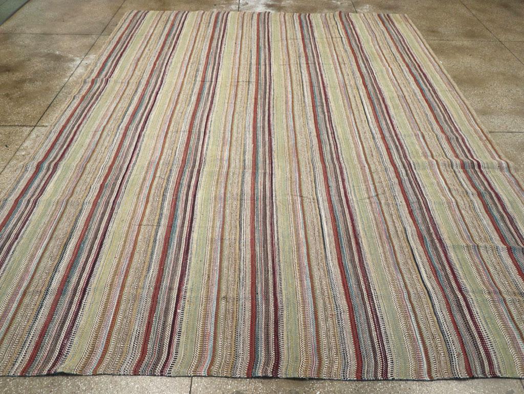 Dieser türkische Flachgewebe-Kilim des 21. Jahrhunderts mit den Maßen 11' 2