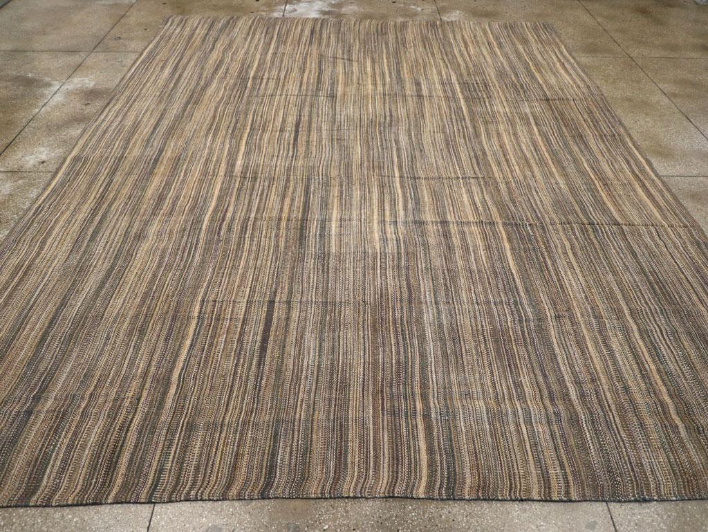 Questo tappeto turco Flatweave Kilim del XXI secolo, che misura 11' 5
