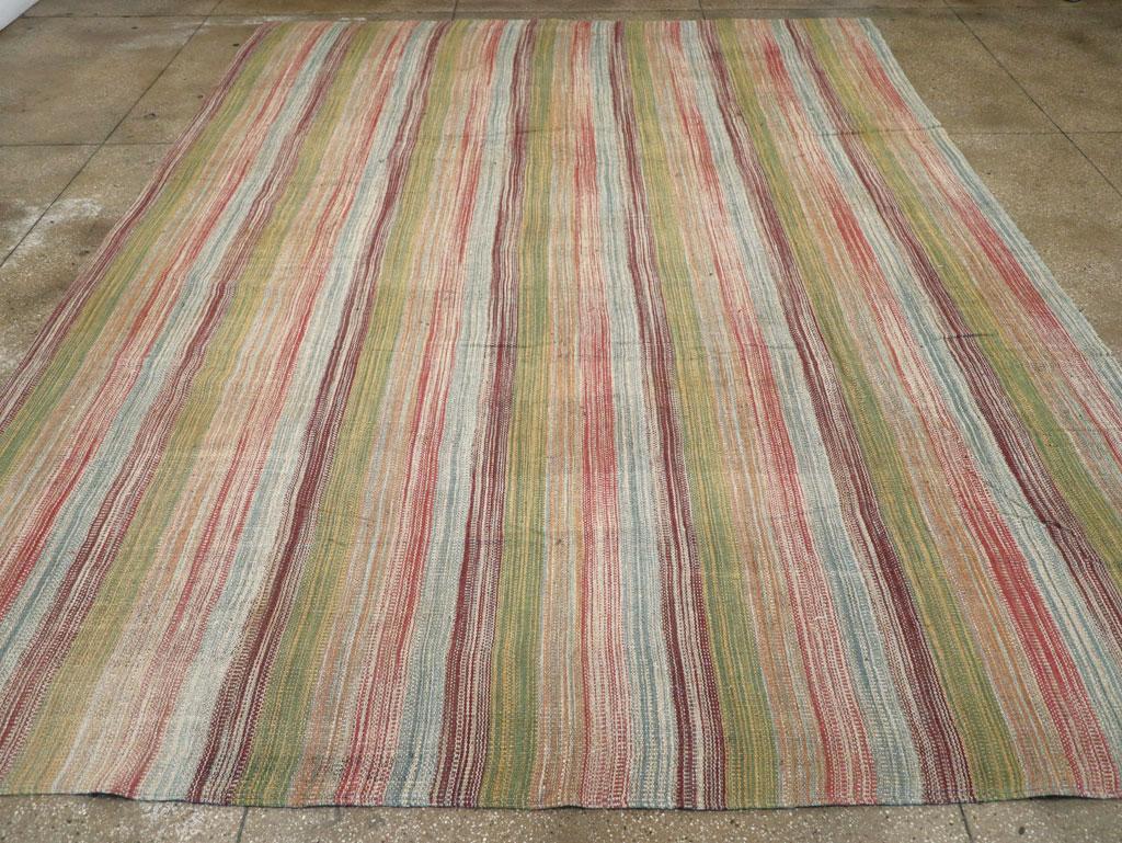 Dieser türkische Flachgewebe-Kilim des 21. Jahrhunderts mit den Maßen 11' 5