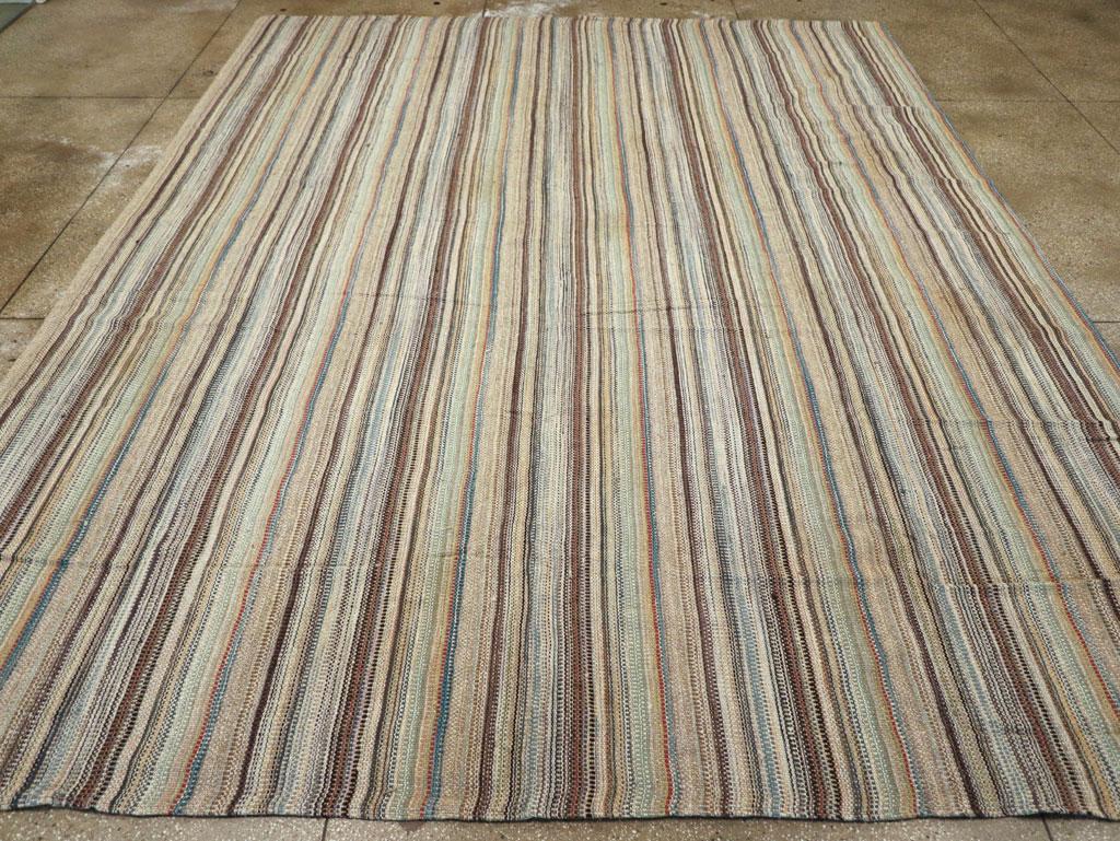 Dieser türkische Flachgewebe-Kilim des 21. Jahrhunderts mit den Maßen 11' 6
