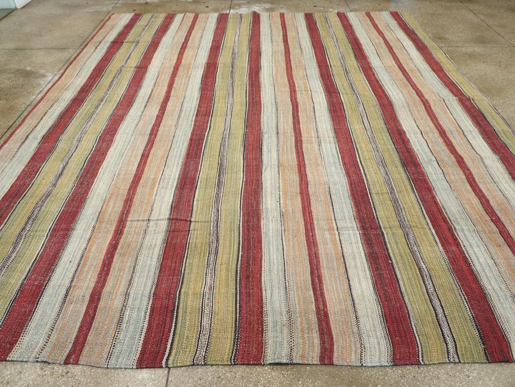 Ce tapis turc Kilim à tissage plat du 21e siècle, mesurant 11' 8