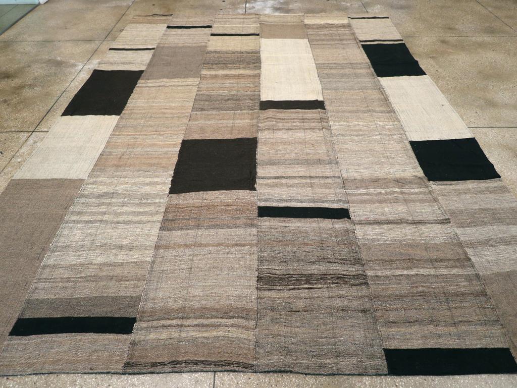 Dieser türkische Flachgewebe-Kilim des 21. Jahrhunderts mit den Maßen 9' 8