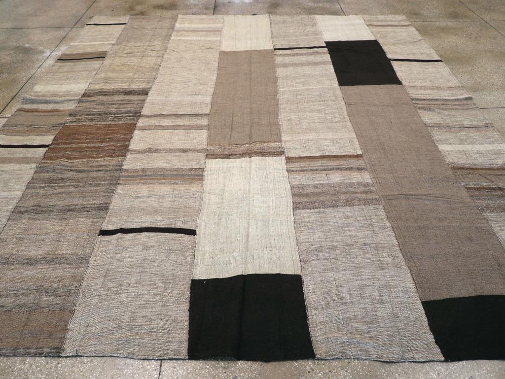 Dieser türkische Flachgewebe-Kilim des 21. Jahrhunderts mit den Maßen 11' 2