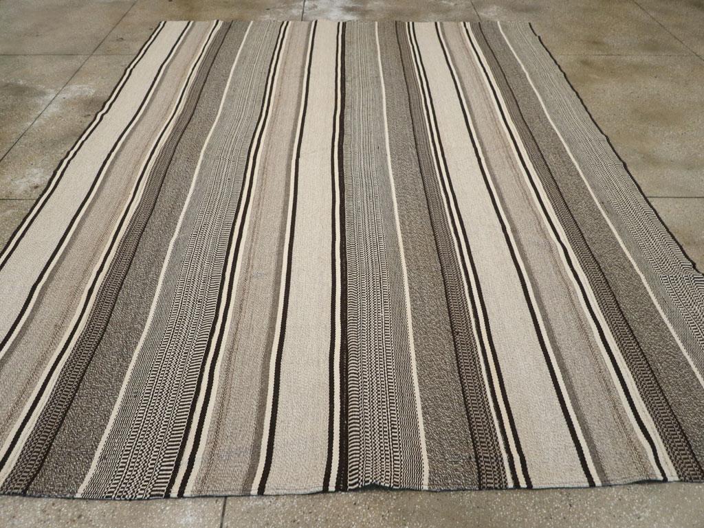 Dieser türkische Flachgewebe-Kilim des 21. Jahrhunderts in den Maßen 9' 7