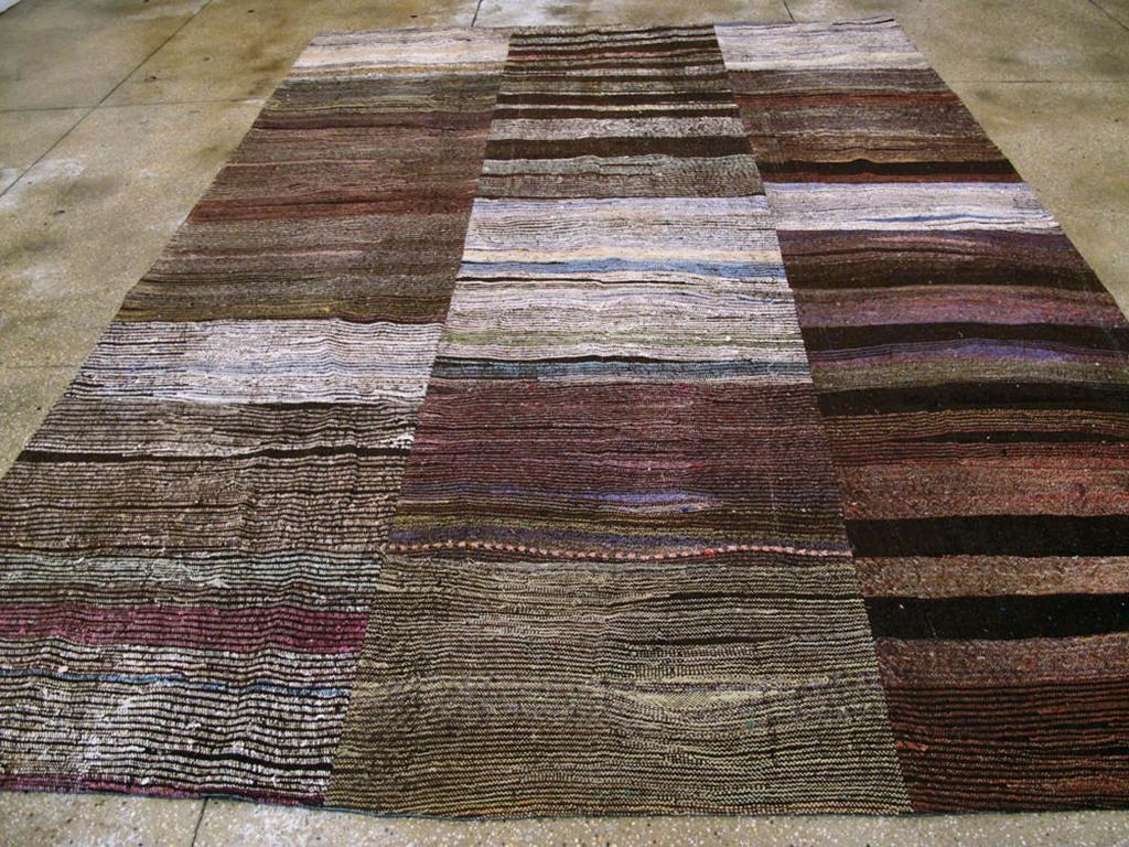 This 21st century Turkish Flatweave Kilim rug, measuring 8' 6