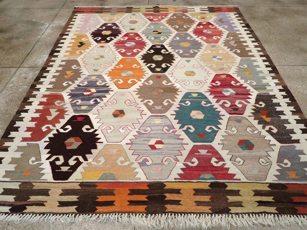 Dieser türkische Flachgewebe-Kilim des 21. Jahrhunderts mit den Maßen 8' 10