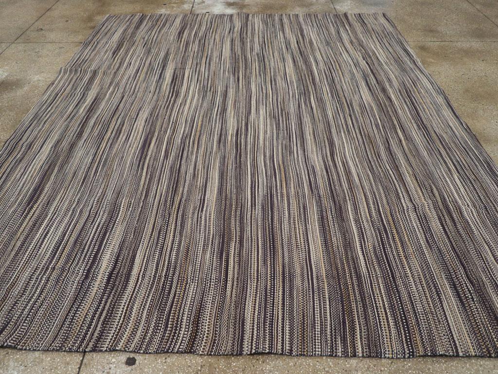 Dieser türkische Flachgewebe-Kilim des 21. Jahrhunderts mit den Maßen 9' 1