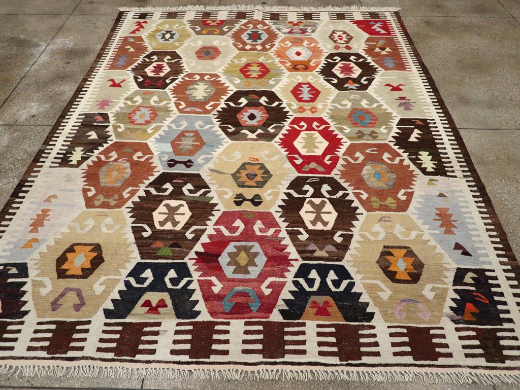 Dieser türkische Flachgewebe-Kilim des 21. Jahrhunderts mit den Maßen 9' 3