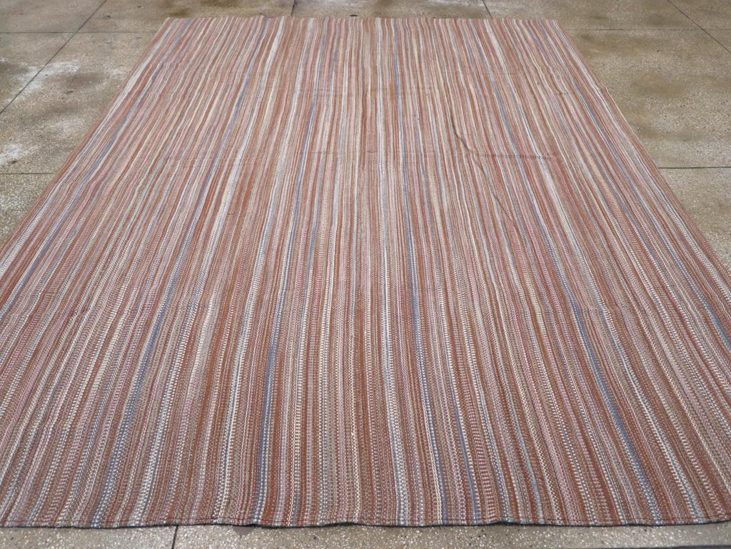 Dieser türkische Flachgewebe-Kilim des 21. Jahrhunderts mit den Maßen 9' 3