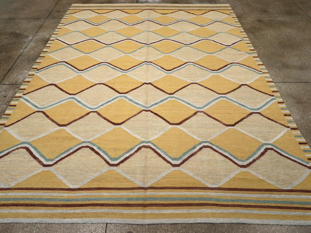 Dieser türkische Flachgewebe-Kilim des 21. Jahrhunderts mit den Maßen 9' 4