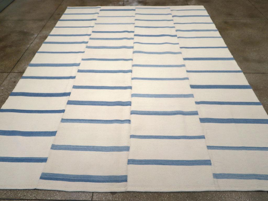 Dieser türkische Flachgewebe-Kilim des 21. Jahrhunderts mit den Maßen 9' 11