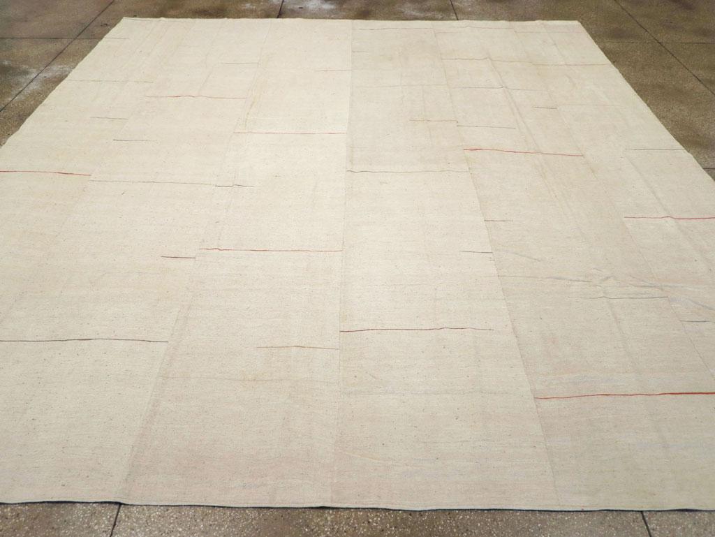 Dieser türkische Flachgewebe-Kilim des 21. Jahrhunderts mit den Maßen 11' 11
