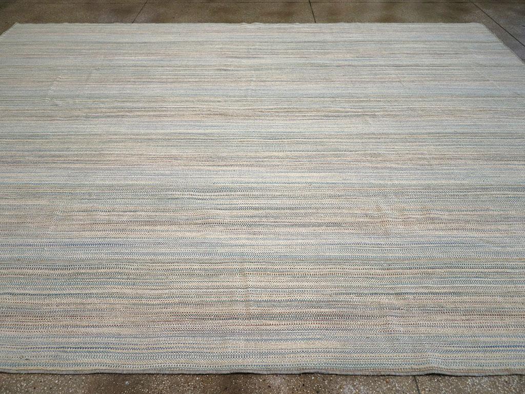 21st Century Modern Turkish Flatweave Room Size Carpet (Türkisch) im Angebot
