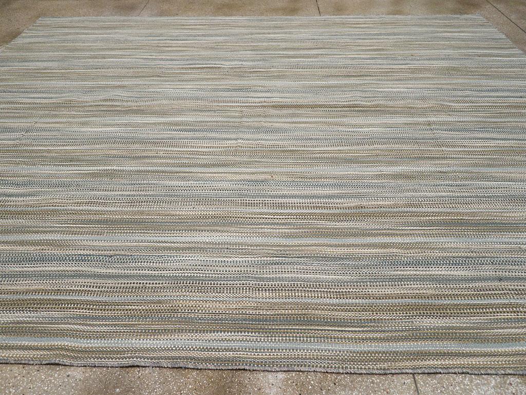 21st Century Modern Turkish Flatweave Room Size Carpet (Türkisch) im Angebot