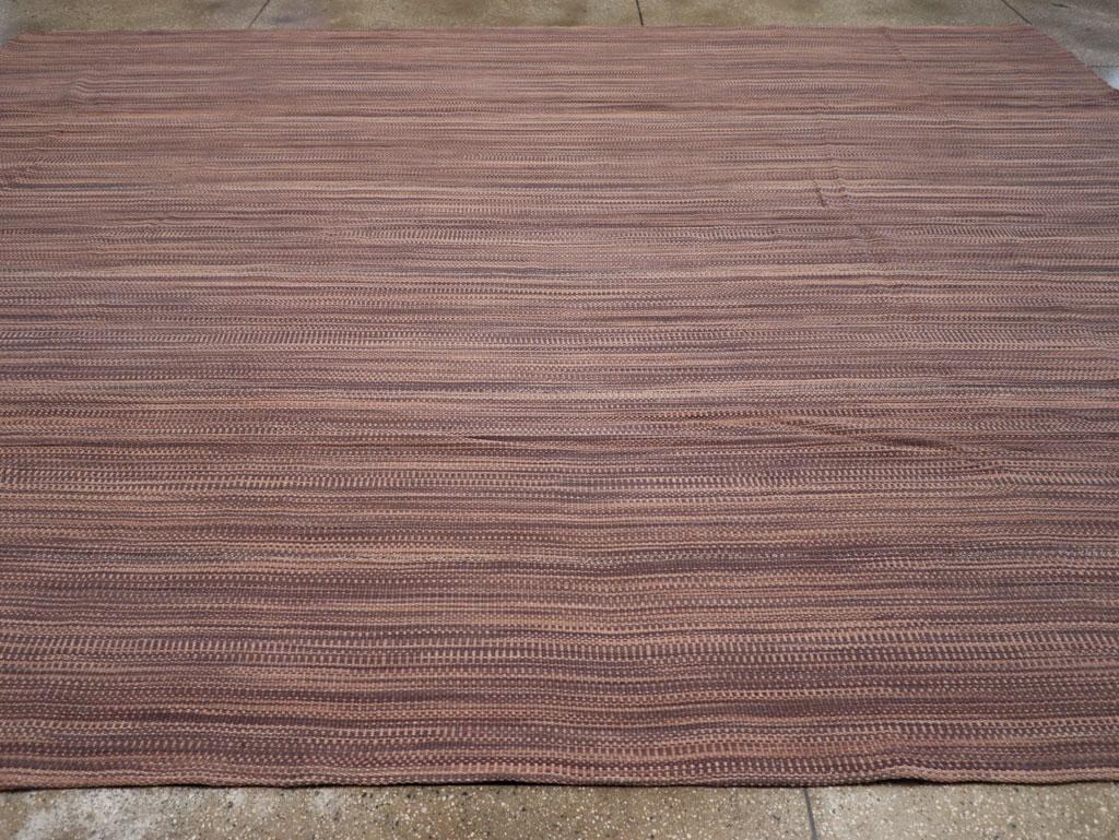 21st Century Modern Turkish Flatweave Room Size Carpet (Türkisch) im Angebot